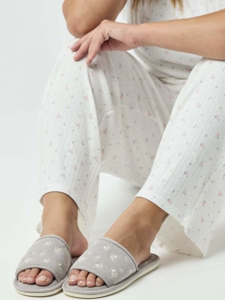 נעלי בית עם רצועה רחבה