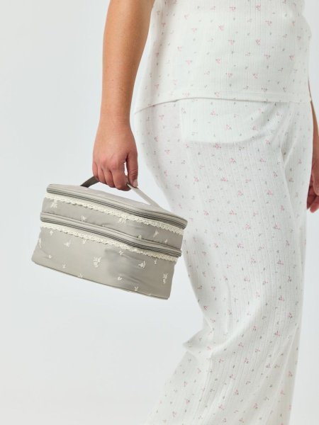 תיק רחצה פרחוני בעיטור תחרה