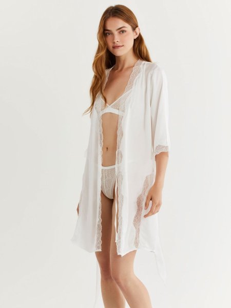 חלוק סאטן בשילוב תחרה